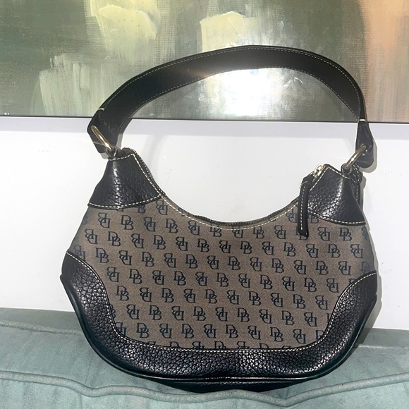 Beautiful Dooney & Bourke purse (Authentic) - Picture 1 of 2
